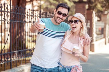 Mutlu sevgi dolu çift. Genç çift içecek kahve ve açık havada eğleniyor.