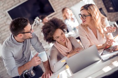 Görünümlü belge birlikte iken bir şey tartışırken üç emin iş adamları.