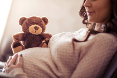 Hamile kadını kabul tedy ayı karnı üzerinde.