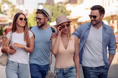 Turizm, seyahat, insanlar, tatil ve yaşam tarzı kavramı-grup arkadaşları birlikte eğleniyor gülümseyen.
