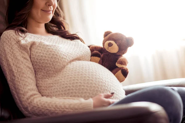 Έγκυος Γυναίκα Λάβει Λούτρινο Αρκούδο Στην Κοιλιά Της — Φωτογραφία Αρχείου