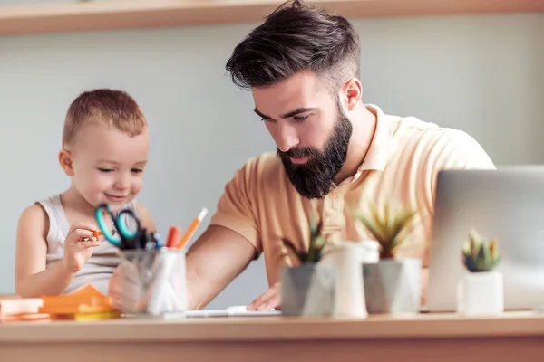 Papi Con Niño Haciendo Dibujos Casa — Foto de Stock