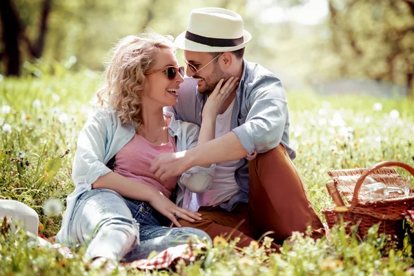 Vacker Kvinna Njuter Med Sin Pojkvän Picknick Sommaren Park — Stockfoto