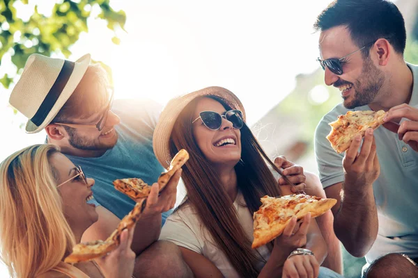 Vidám Baráti Pizzát Eszik Szabadban — Stock Fotó