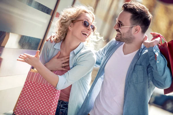 Alışveriş Çantaları Taşırken Birlikte Zevk Güzel Genç Sevgi Dolu Bir — Stok fotoğraf