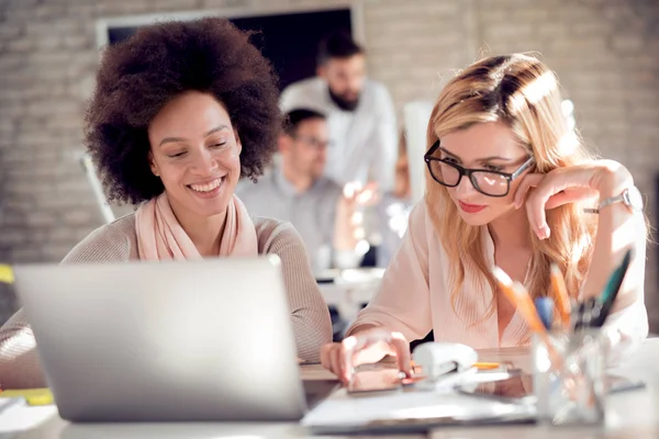 Empresaria Africana Mostrando Algo Computadora Portátil Colega Mientras Está Sentada — Foto de Stock