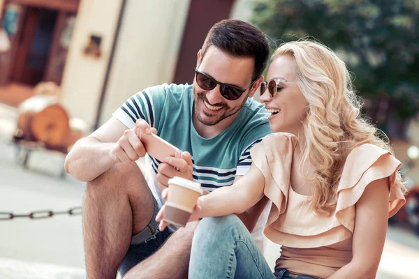 Beau Jeune Couple Prenant Selfie Avec Téléphone Intelligent Dans Ville — Photo