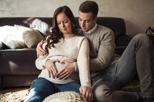 Kobieta Ciąży Mąż Jest Szczęśliwy Ciesząc Się Ich Domu — Zdjęcie stockowe
