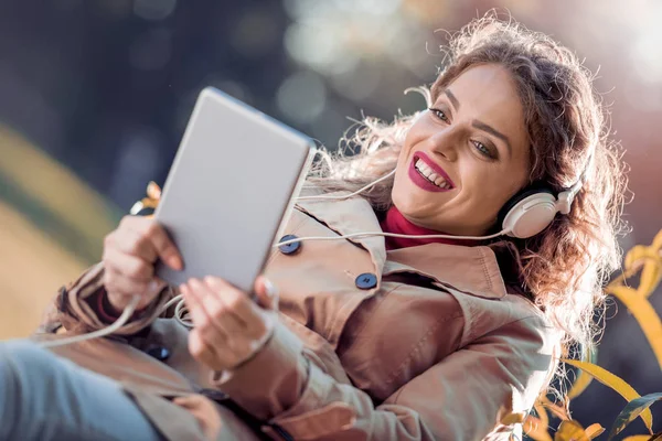 Mujer Joven Usando Tableta Aire Libre Escuchando Música — Foto de Stock