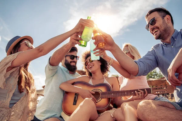 Group Happy Young People Having Fun Together Playing Guitar — Stock Photo, Image