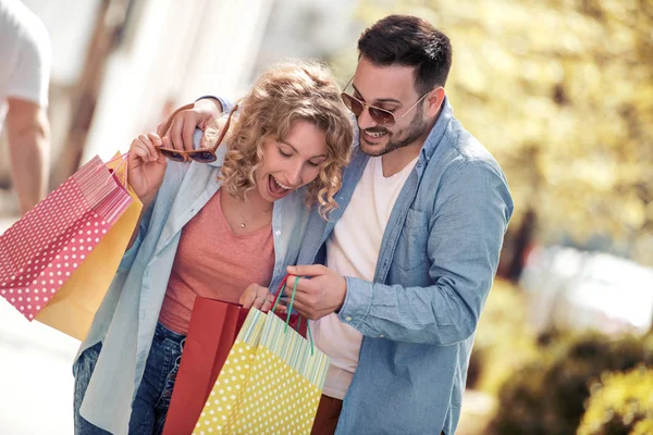 快乐的一对年轻夫妇在购物后漫步公园 玩得很开心 消费主义 约会和生活方式概念 — 图库照片