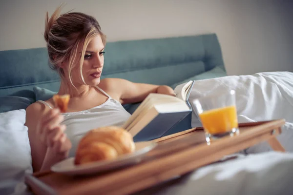 Πρωινό Στο Κρεβάτι Για Νεαρή Όμορφη Γυναίκα Εσωτερικη — Φωτογραφία Αρχείου