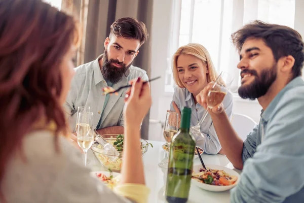 Baráti Néhány Egészséges Étkezés Otthon Miután Egy Nagy Idő Együtt — Stock Fotó