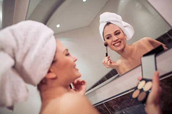 早上化妆 微笑的女人在浴室应用化妆 — 图库照片