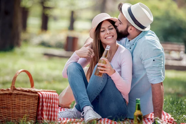 Retrato Una Feliz Pareja Joven Disfrutando Día Parque Juntos —  Fotos de Stock