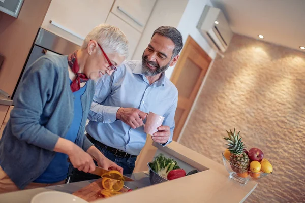 Oudere Paar Koken Samen Hun Keuken — Stockfoto