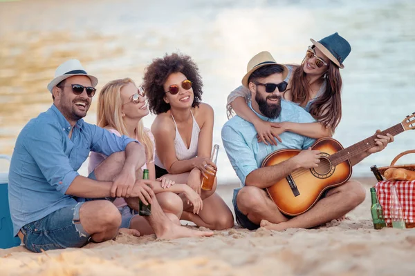 Grupo Jóvenes Felices Divirtiéndose Juntos Tocando Guitarra — Foto de Stock