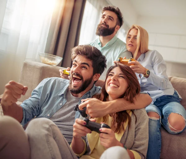Amigos Entusiasmados Jogando Videogames Casa Sentados Sofá Desfrutando Juntos — Fotografia de Stock