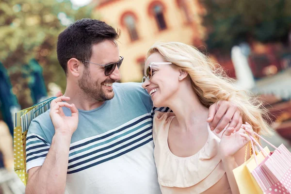 Retrato Pareja Feliz Con Bolsas Después Comprar Ciudad —  Fotos de Stock