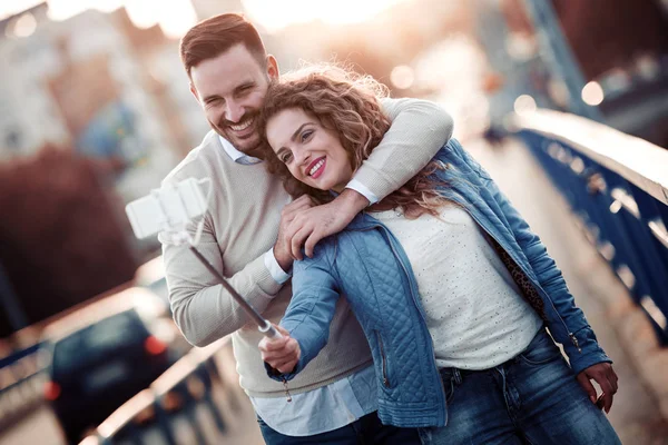 Joyeux Jeune Couple Prenant Selfie Avec Téléphone Portable Avec Bâton — Photo