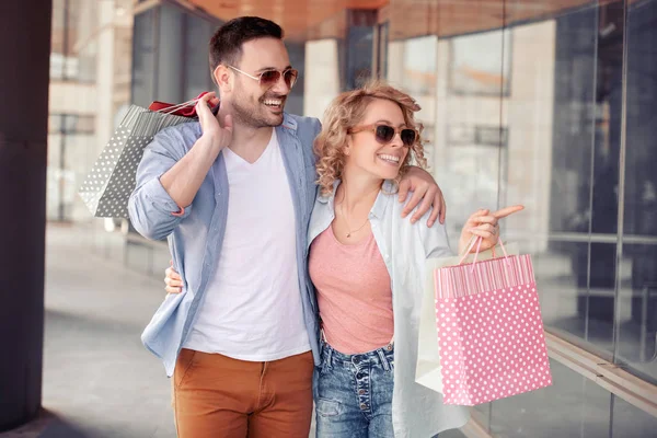 Verkauf Konsum Und Menschen Begriffsfreudiges Paar Mit Einkaufstüten Beim Blick — Stockfoto