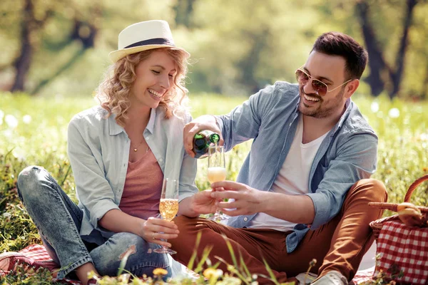 Feliz Pareja Atractiva Sentados Juntos Beber Vino Picnic — Foto de Stock