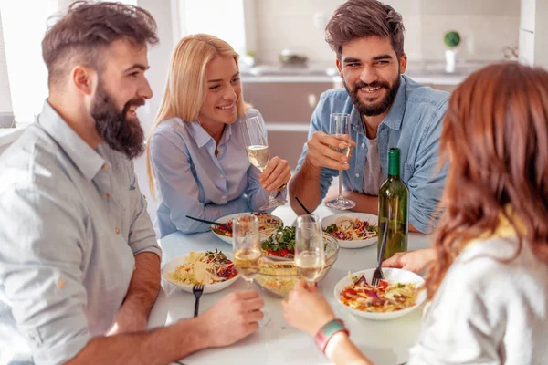 Grupo Amigos Comendo Alguma Comida Saudável Casa Divertindo Juntos — Fotografia de Stock