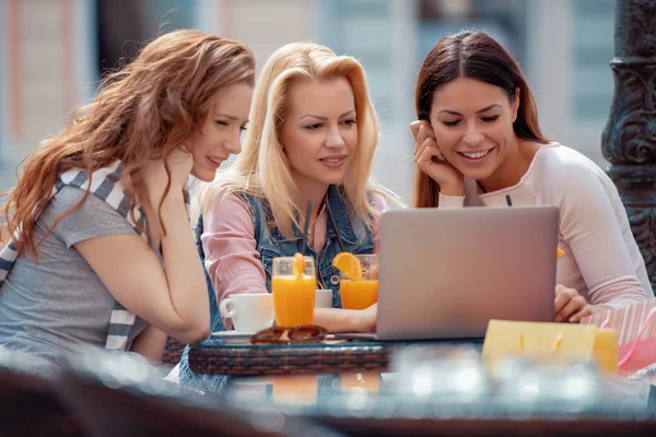 Amigos Pasando Buen Rato Café Amigos Sonriendo Sentados Una Cafetería — Foto de Stock