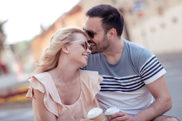 幸福可爱的情侣 欢快的年轻夫妇喝咖啡去和有乐趣户外 — 图库照片