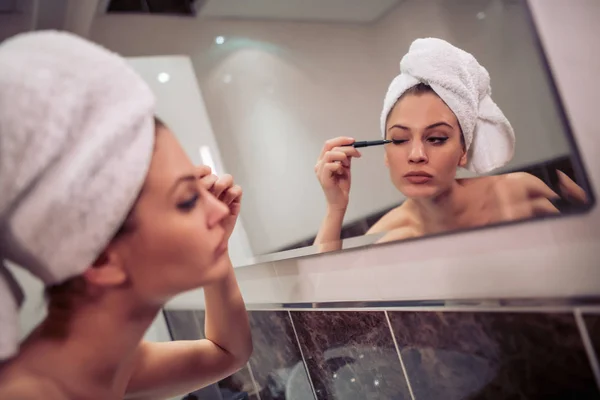 Matin Maquillage Femme Souriante Dans Salle Bain Appliquant Maquillage — Photo