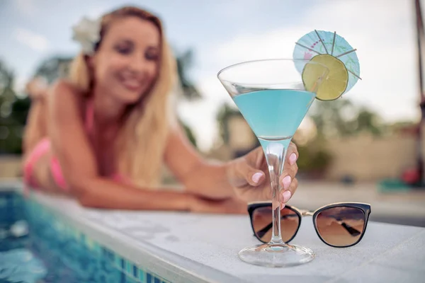 Mulher Bonita Relaxante Com Coquetel Piscina — Fotografia de Stock