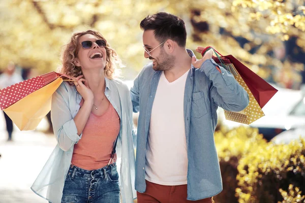 Pareja Joven Feliz Caminando Por Parque Después Compras Divertirse Consumismo —  Fotos de Stock