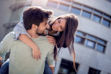 Sokakta eğleniyor mutlu romantik çift