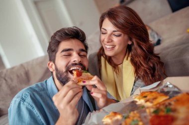 Çift pizza evde zevk.