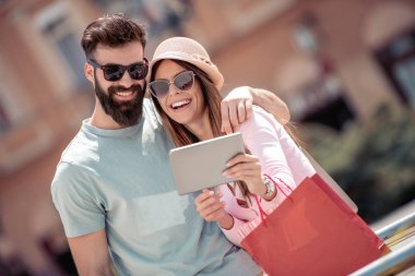 Genç gülümseyen iki alışveriş sonra tablet ile eğleniyor. Dating, aşk ve şefkat, yaşam kavramı.