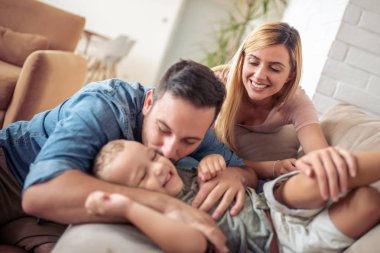 Mutlu aile anne, baba ve çocuk evde iyi vakit