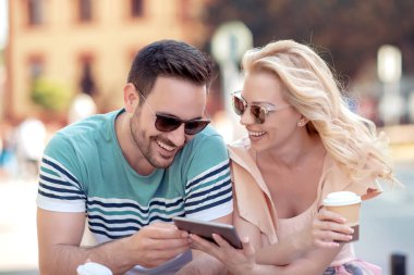 smartphone vasıl seyir ve kahve içme kafede masada oturan gülümseyen genç çift