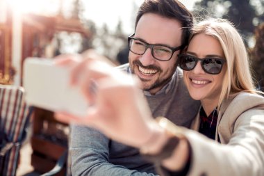 Genç sevgili çift selfie smartphone ile yapma