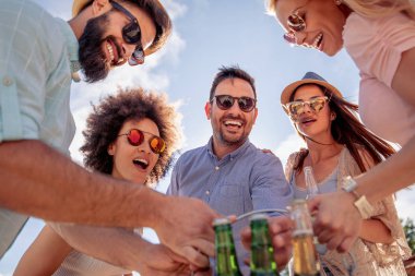 Neşeli grup arkadaşıyla kumsalda eğleniyor.