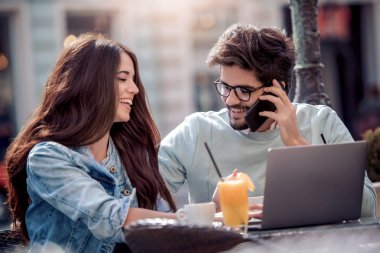 dizüstü bilgisayar kullanarak kafede kalma genç çift