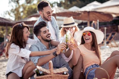 Bira içme ve müzik arkadaşlar. Beach partide eğleniyor. Yaz, tatil, tatil, müzik, mutlu insanlar kavramı.