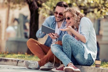 tablet kullanma ve sokakta müzik dinlemek genç çift