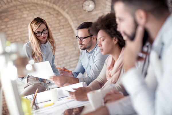 Деловые люди, работающие в ярком современном офисе
 