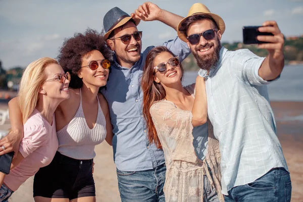 Amigos Divirtiéndose Playa Tomar Selfie — Foto de Stock