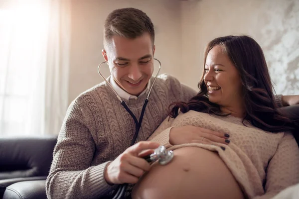 Szczęście Mąż Jest Pomocą Stetoskopu Egzaminu Żony Ciąży — Zdjęcie stockowe