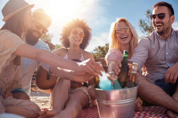 Friends Having Fun Beach Playing Guitar — Stock Photo, Image