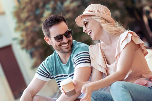 Mutlu sevgi dolu çift gülümseyen ve birlikte kahve içme