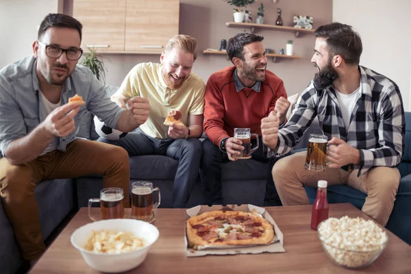 Groupe Amis Regardant Match Football Télévision — Photo