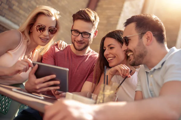 Grup Vesel Prieteni Care Distrează Cafenea Făcând Selfie — Fotografie, imagine de stoc