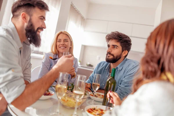 Baráti Néhány Egészséges Étkezés Otthon Nagy Idő Együtt — Stock Fotó